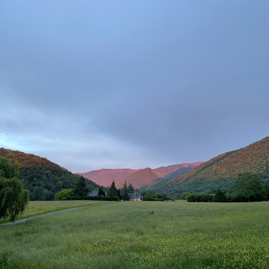 Salle de yoga avec vue sur les Pyrénées