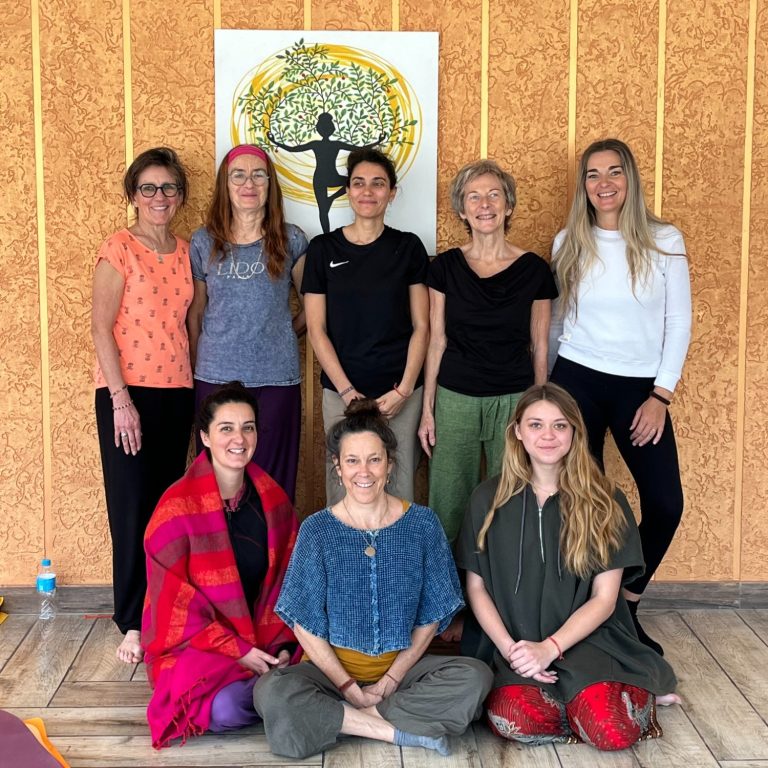 Formation Professeur de Yoga à Rishikesh – Février 2026 Groupe d'élèves de la formation professeur de yoga en français à Rishikesh, Inde.