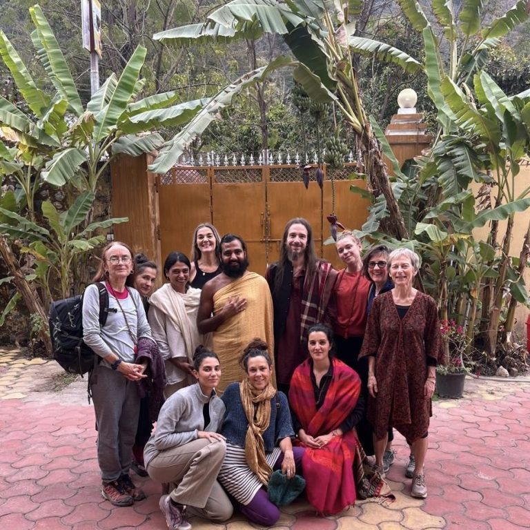 Promotion de février 2026 avec Swami Shashwat Ji Participants à la formation à Rishikesh en français