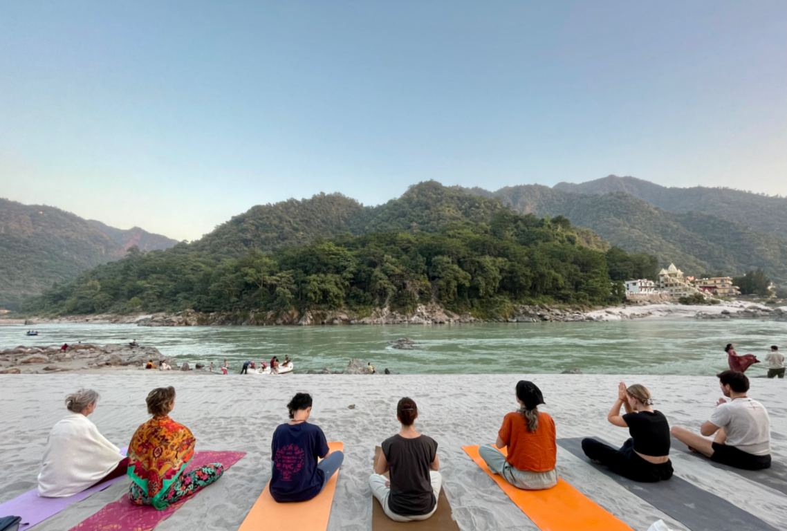 Hatha Yoga au bord du Gange à Rishikesh, Inde